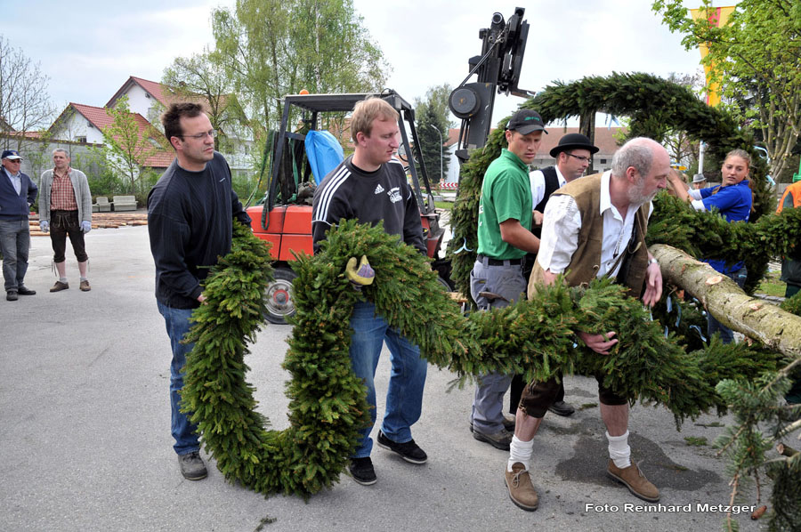 2010-05-01_055_Maibaumaufstellen