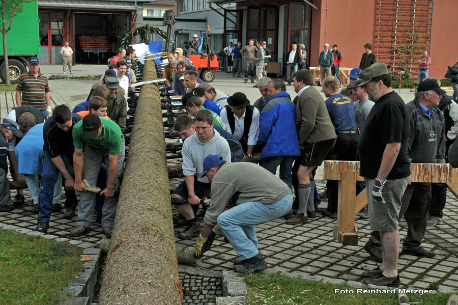 2010-05-01_062_Maibaumaufstellen
