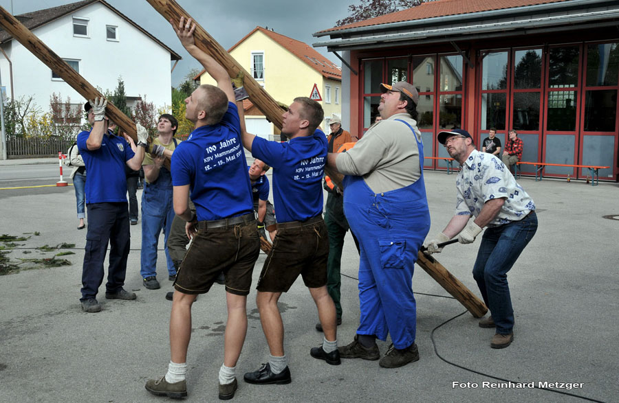 2010-05-01_063_Maibaumaufstellen