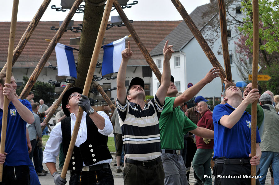 2010-05-01_065_Maibaumaufstellen