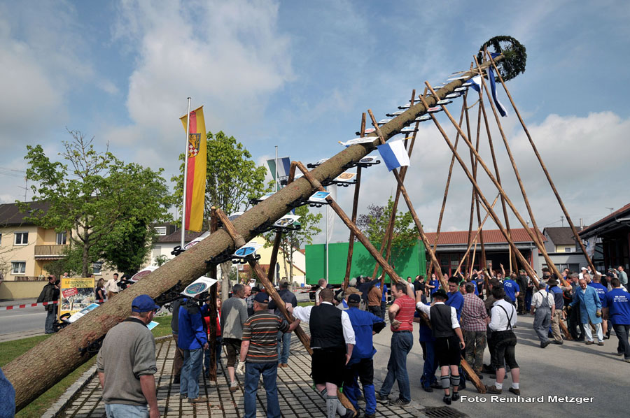 2010-05-01_076_Maibaumaufstellen
