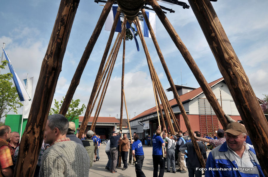 2010-05-01_077_Maibaumaufstellen