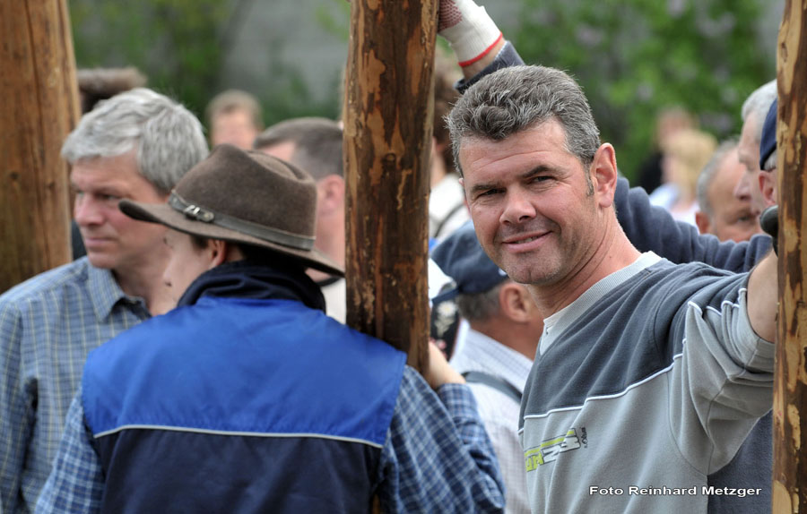 2010-05-01_087_Maibaumaufstellen