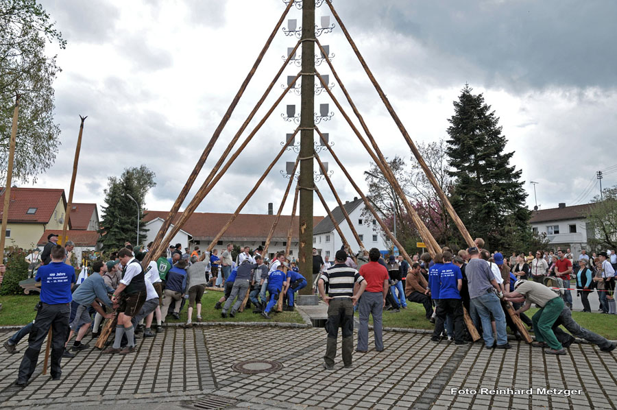 2010-05-01_089_Maibaumaufstellen