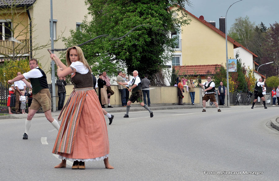 2010-05-01_093_Maibaumaufstellen