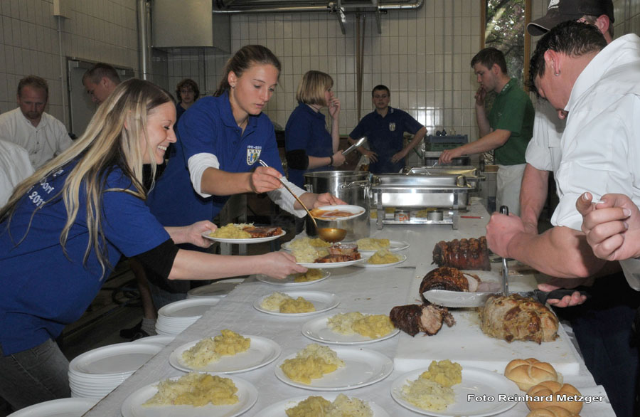 2010-05-01_102_Maibaumaufstellen