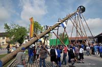 2010-05-01_076_Maibaumaufstellen