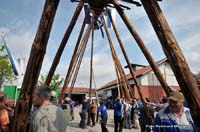 2010-05-01_077_Maibaumaufstellen