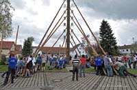 2010-05-01_089_Maibaumaufstellen