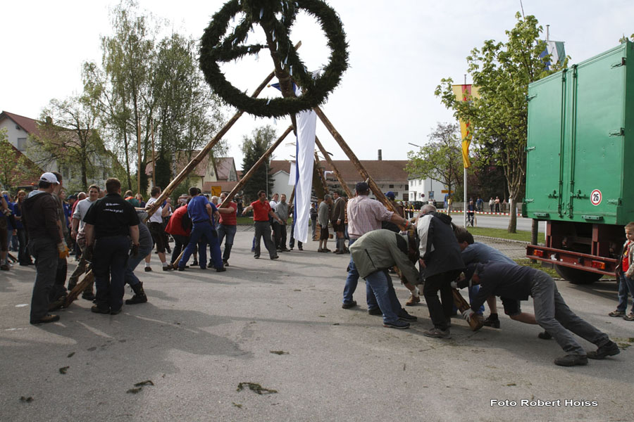 2010-05-01_195_Maibaumaufstellen