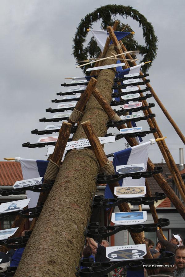 2010-05-01_200_Maibaumaufstellen