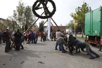 2010-05-01_195_Maibaumaufstellen