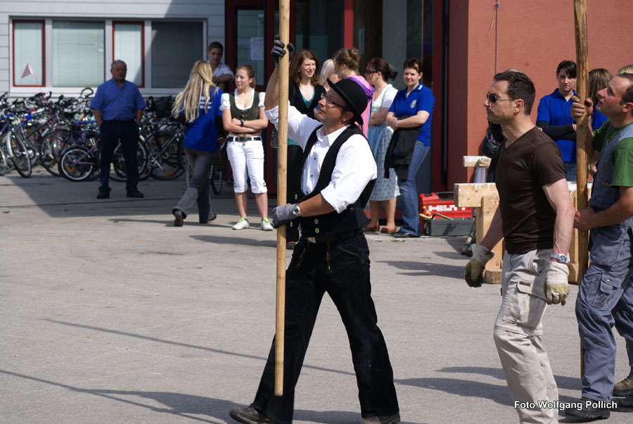 2010-05-01_004_Maibaumaufstellen