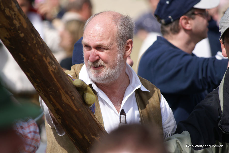2010-05-01_006_Maibaumaufstellen