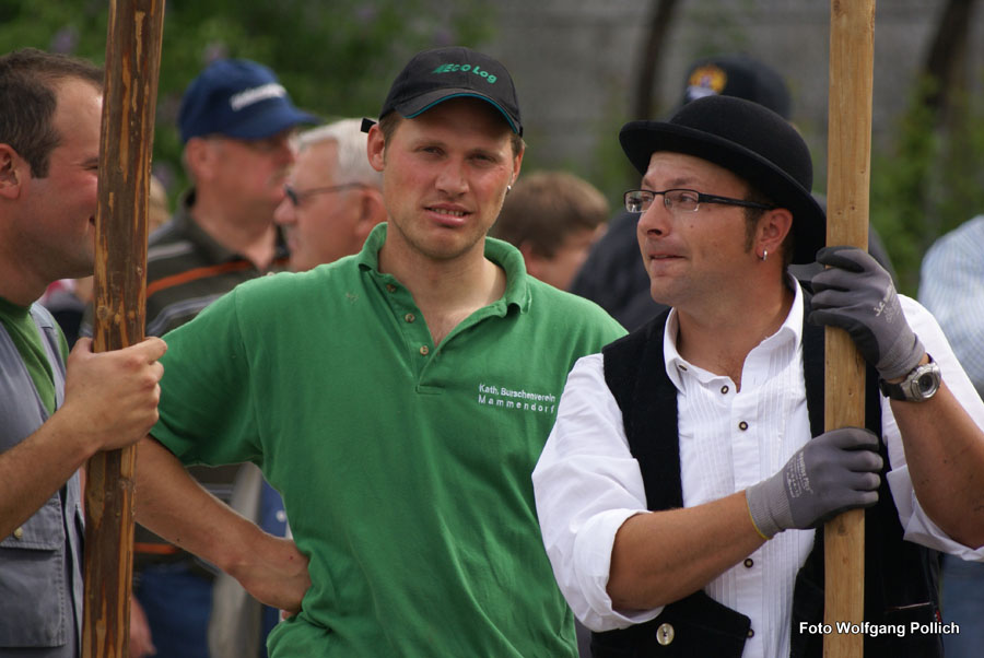 2010-05-01_018_Maibaumaufstellen