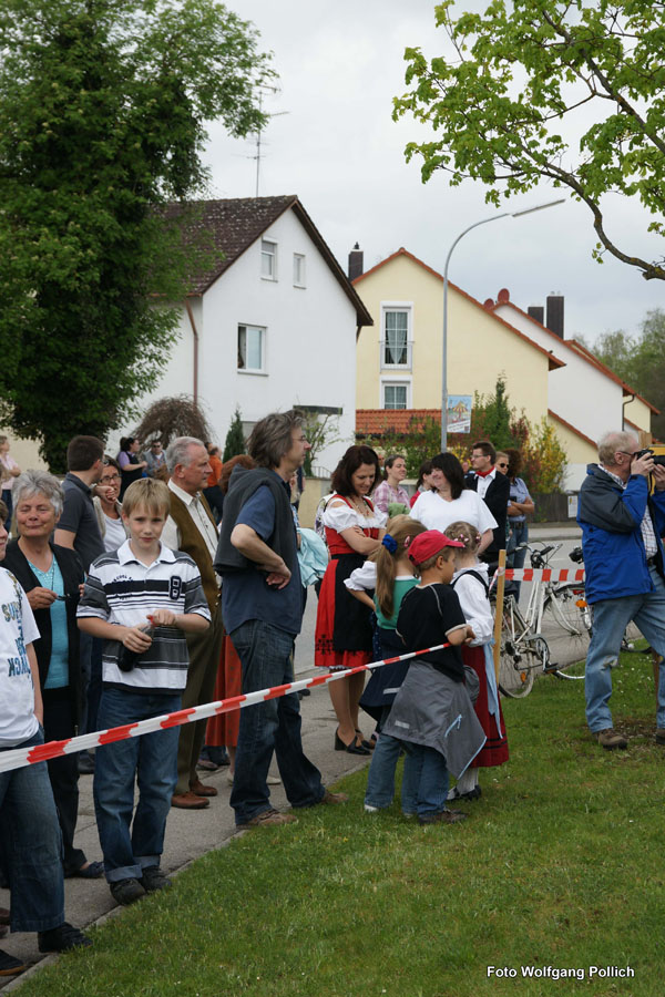 2010-05-01_020_Maibaumaufstellen