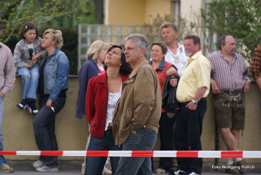 2010-05-01_027_Maibaumaufstellen