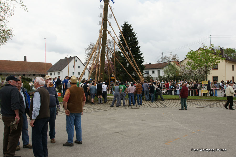 2010-05-01_028_Maibaumaufstellen