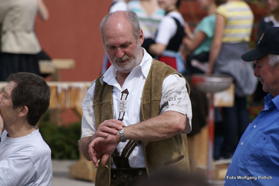 2010-05-01_031_Maibaumaufstellen