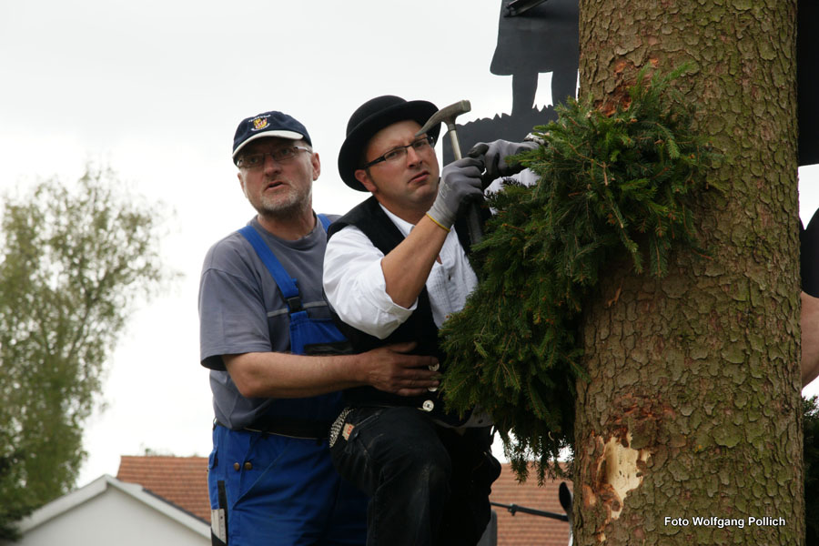 2010-05-01_042_Maibaumaufstellen
