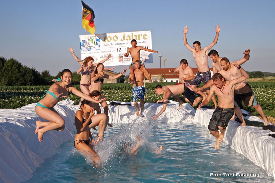 2010-07-07_31_Halbfinale_Pool-Party