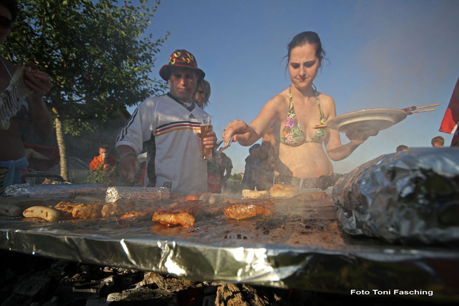 2010-07-07_33_Halbfinale_Pool-Party