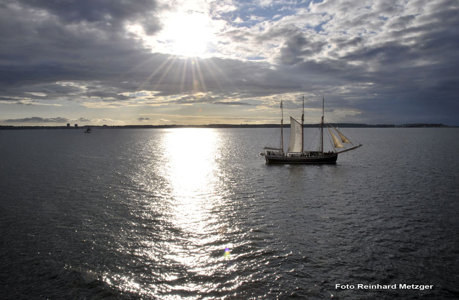 RME_7434 Segelboot_Gegenlicht