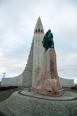 2013-02-31_95_Reykjavik-Hallgrimskirkja_und_Leifur_Eriksson_3620_RH