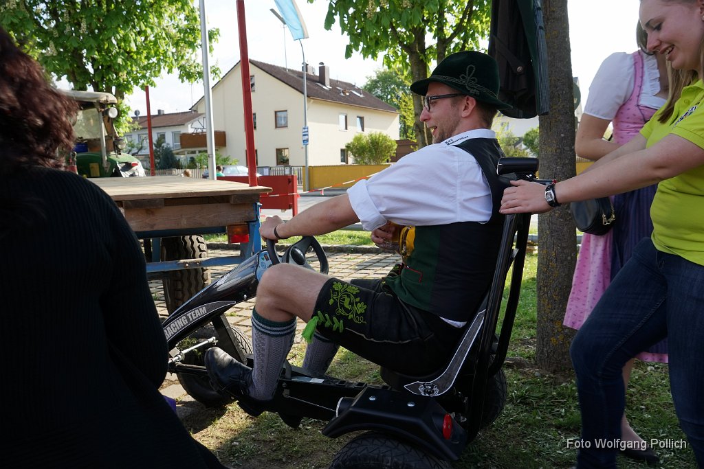 2014-05-01_089_Maibaum_Aufstellen_WP.JPG