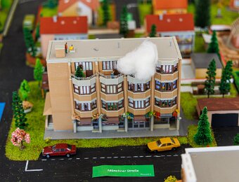 2025-10-03_016_Maus-Tueroeffner_7133_AR