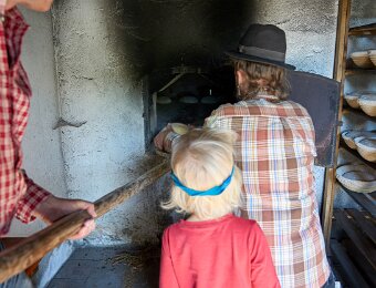 2026-04-18_020_Backhaeusl_Brot_backen_WP